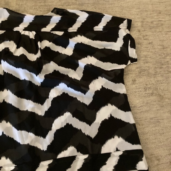 UGC SUGAR KISSES SHORT SLEEVE CHEVRON PATTERN BUTTON DOWN BLOUSE - Picture 5 of 7